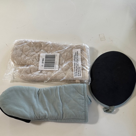 Set of Blue and Beige Kitchen Mitts and Pot Holder - Picture 2 of 5